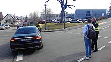 Ein Polizeifahrzeug sperrt die Zufahrt zur Gewerblichen Schulen. Dort wird am Dienstagmorgen, 25. März, Amokalarm ausgelöst.