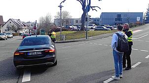 Ein Polizeifahrzeug sperrt die Zufahrt zur Gewerblichen Schulen. Dort wird am Dienstagmorgen, 25. März, Amokalarm ausgelöst.
