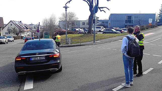 Ein Polizeifahrzeug sperrt die Zufahrt zur Gewerblichen Schulen. Dort wird am Dienstagmorgen, 25. März, Amokalarm ausgelöst.
