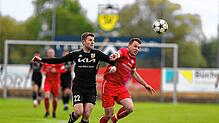 Zweikampf zwischen Marc Labusch links (SV Mühhausen) und Fabian Weltin (SG Reichenau).