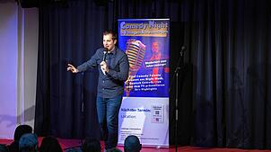 Der Freiburger Moderator und Comedian Julian Limberger führt spontan und humorvoll durch den Abend.