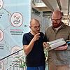 Ganz schön viel Papier: Patrick Betz und Lukas Esper (von links) von der Stabsstelle Entwicklung Hafner zeigen einen der dicken Ordner, ...