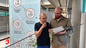 Ganz schön viel Papier: Patrick Betz und Lukas Esper (von links) von der Stabsstelle Entwicklung Hafner zeigen einen der dicken Ordner, ...