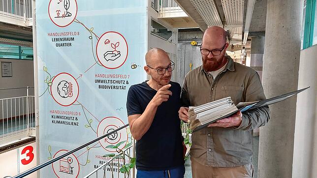 Ganz schön viel Papier: Patrick Betz und Lukas Esper (von links) von der Stabsstelle Entwicklung Hafner zeigen einen der dicken Ordner, ...