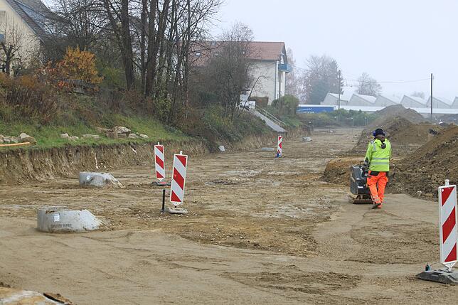 Im östlichen Teil der Eisenbahnstraße sind die Kanalisation sowie Wasserleitungen verlegt. Kanalschächte ragen über den Boden heraus, ...