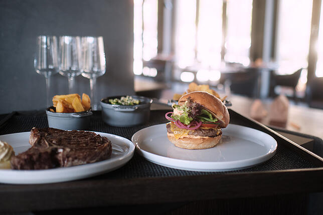 Küche für alle: Steak und Burger im &bdquo;Schatzhauser&ldquo;.