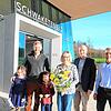 Im neuen Schwaketenbad begrüßen BGK-Geschäftsführer Robert Grammelspacher und Betriebsleiter Roland Lohr (rechts) die Familie Staubach ...