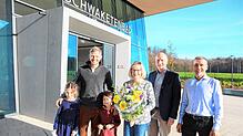 Im neuen Schwaketenbad begrüßen BGK-Geschäftsführer Robert Grammelspacher und Betriebsleiter Roland Lohr (rechts) die Familie Staubach ...
