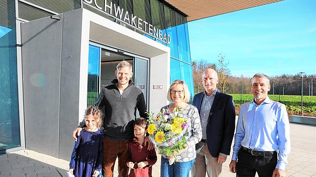 Im neuen Schwaketenbad begrüßen BGK-Geschäftsführer Robert Grammelspacher und Betriebsleiter Roland Lohr (rechts) die Familie Staubach ...