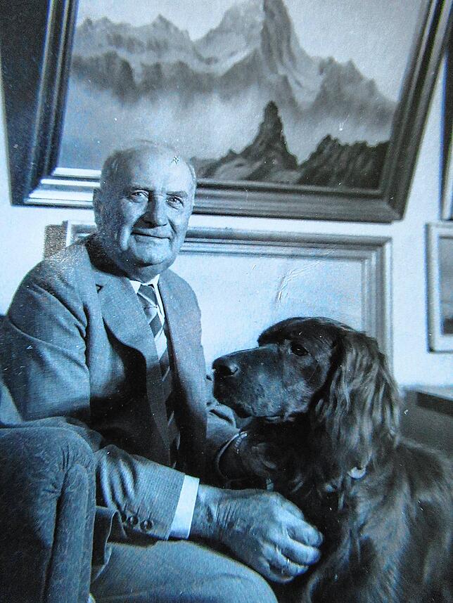 Christian Gotthard Hirsch in seinem Wohnzimmer und Atelier mit seinem Hund Tell.