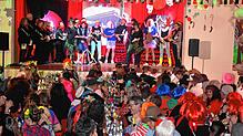 Beim Finale im prallvollen Katharinensaal gibt es Lobes- und Dankesworte und Präsente für alle Akteure des Abends. Bilder: Gerd Jerger
