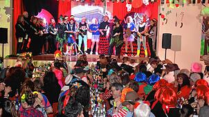 Beim Finale im prallvollen Katharinensaal gibt es Lobes- und Dankesworte und Präsente für alle Akteure des Abends. Bilder: Gerd Jerger