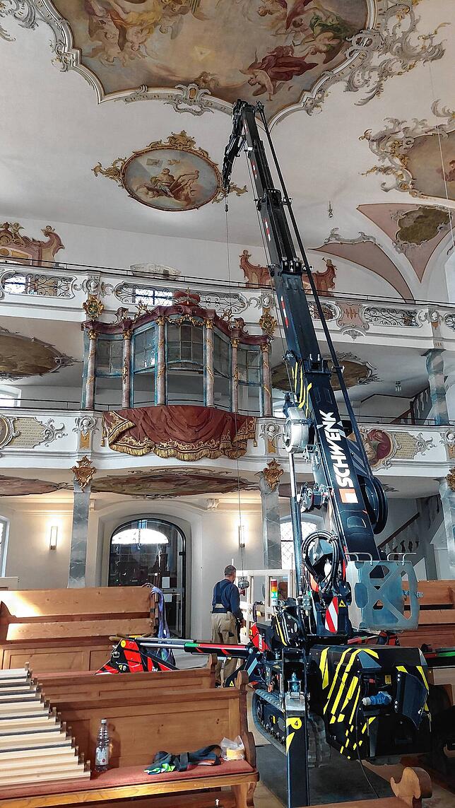 So fing der Einbau an: Die Bauteile mussten vorsichtig per Kran über die Fürstenloge hinweg auf die Empore gelupft werden.