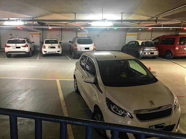 Das Parkhaus am Kornhaus in Waldshut ist bereits am Montagmorgen gut mit Autos aus der Schweiz gefüllt.