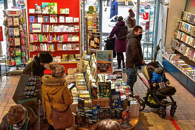 In der Osiander-Buchhandlung nutzen viele Kunden die vielleicht letzte Möglichkeit vor Weihnachten, um Buchgeschenke für Weihnachten zu ...