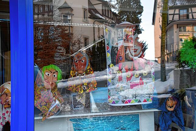 Ein Kuony-Banner und Masken im Schaufenster bei Buch Hierling an der Kirchhalde.