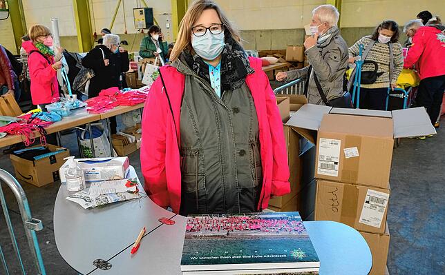 Maria Bussemer, die Koordinatorin der Ehrenamtlichen, verteilte Adventskalender mit Gruppenbild an die zahlreichen Helfer.