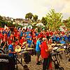 Bei ihrem Monsterkonzert im Rahmen der Seehelden-Reihe im Uferpark von Überlingen sorgten die blauen Seegumper und die roten Guggevamps ...