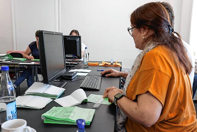 Die Auszählung erfolgt im Radolfzeller Rathaus in Teams am Computer. Mehrere Stunden lang haben die Wahlhelfer hier konzentriert gearbeitet.
