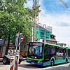 Seit Dienstagnachmittag steht am Stadtgraben der Kran gegenüber der Metzgerei Seitz. Die Straße ist nun halbseitig gesperrt.