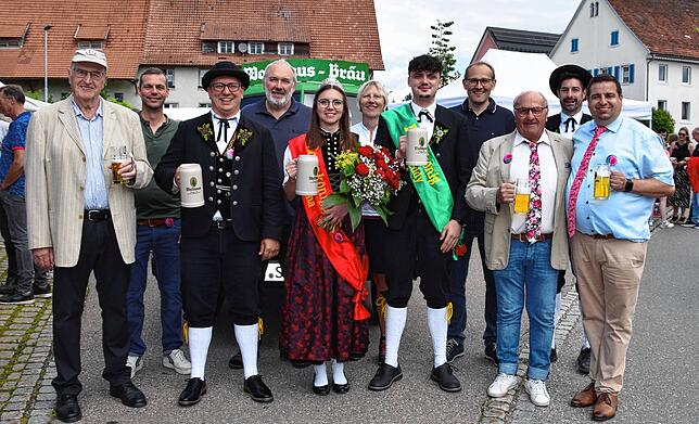 Ein fulminanter Start in die 53. Rosentage: Beim Fassanstich auf dem Josef-Raff-Platz sind dabei der ehemalige Bürgermeister Hans-Jürgen ...