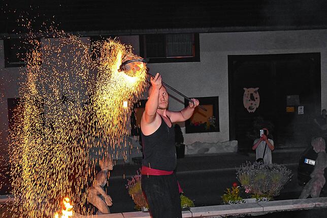 Lars Clef zeigt im Mehrgenerationenpark in Ühlingen seine Kunst mit Feuer und zieht das Publikum in seinen Bann.