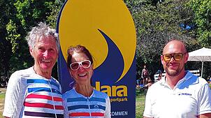 Ehrung im Freibad mit (von links) Peter Kramny, Sabine Kramny und Jurii Shebeda vom Bäderteam.  Foto: Gemeinde