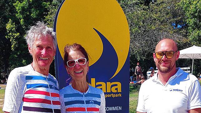 Ehrung im Freibad mit (von links) Peter Kramny, Sabine Kramny und Jurii Shebeda vom Bäderteam. Foto: Gemeinde