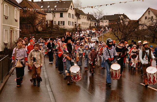 1978: Angeführt vom Fanfarenzug Kluftern zieht der Umzug von Efrizweiler Richtung Kluftern.