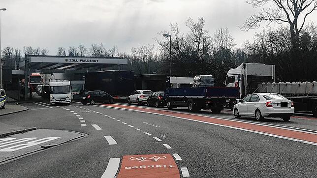 Einen Tag nach der Grenzschließung herrscht am Waldshuter Zollübergang reger Verkehr. Vor allem Lastwagen fahren aus Richtung ...