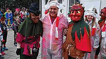 Ortsvorsteher Michael Nachbaur, hier gefangen von einem Göhrelöchner (links) und mit einem Widerwurz, bleibt in der Fasnet 2021 der ...