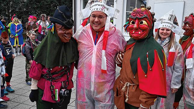 Ortsvorsteher Michael Nachbaur, hier gefangen von einem Göhrelöchner (links) und mit einem Widerwurz, bleibt in der Fasnet 2021 der ...