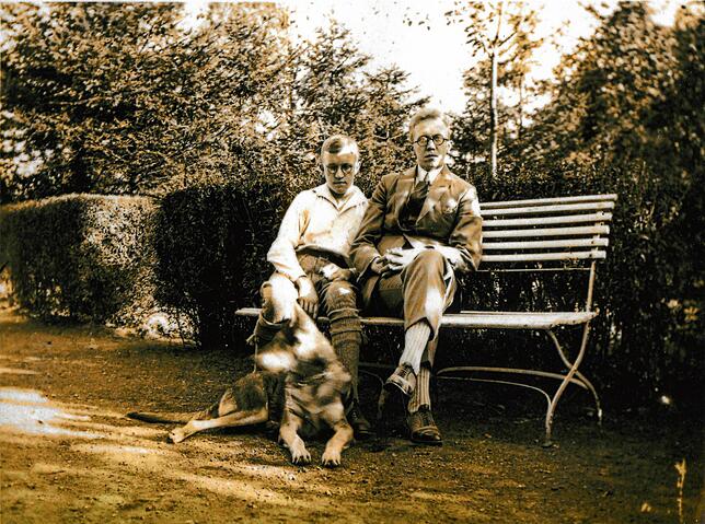 Herbert Engelsing mit seinem Bruder Erich, 1925 im Garten seiner Eltern.