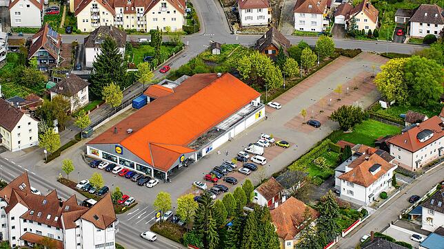 Der Lidl-Markt am Stadtwall in Stockach aus der Luft. Am Standort sollen ein Abriss und Neubau kommen. (Archivbild)