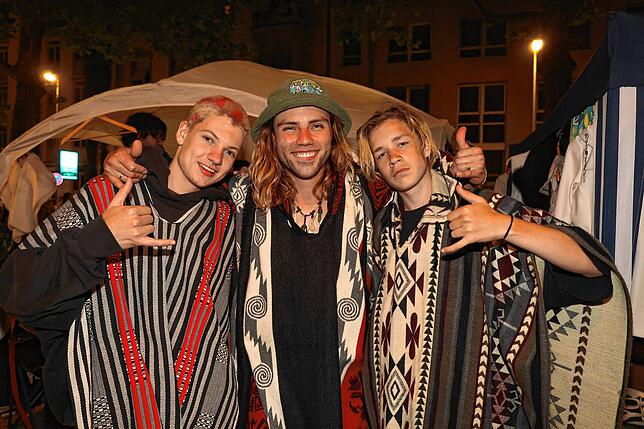 Bild 34: Bis tief in die Nacht stöbern die Trödel-Fans beim Konstanzer 24-Stunden-Flohmarkt