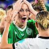 Torhüterin Ann-Katrin Berger (links) wurde beim Spiel gegen Frankreich zur Elfmeter-Heldin.