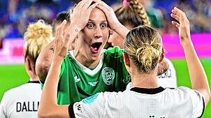 Torhüterin Ann-Katrin Berger (links) wurde beim Spiel gegen Frankreich zur Elfmeter-Heldin.