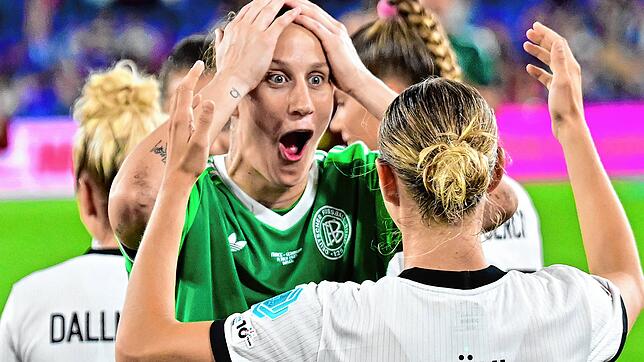 Torhüterin Ann-Katrin Berger (links) wurde beim Spiel gegen Frankreich zur Elfmeter-Heldin.