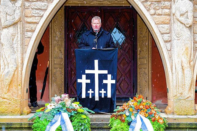 Pfarrer Michael Schuhmacher bei seiner Rede anlässlich des Volkstrauertags auf dem Schwenninger Waldfriedhof im vergangenen November.