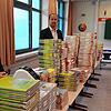 Konrektorin Anne Maier und Realschulrektor Sven Dorn stehen vor den rund 1000 neuen Büchern für die Zehntklässler, die nach dem neuen ...