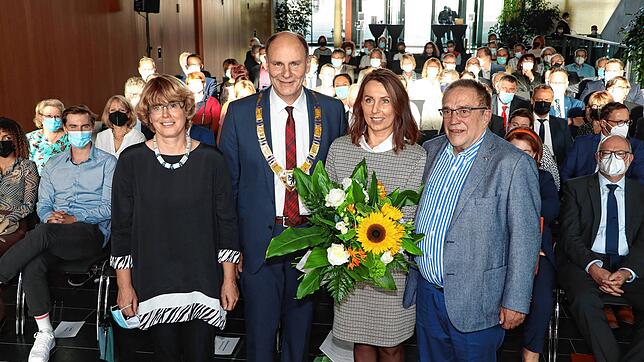 Die zweite Amtszeit hat begonnen. Bürgermeisterin Ute Seifried, Oberbürgermeister Bernd Häusler und seine Frau Claudia sowie Stadtrat ...