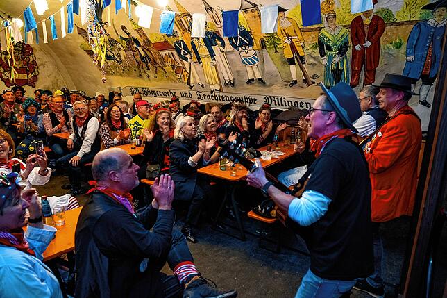 &bdquo;Los a&lsquo;mol&ldquo; erinnert mit ihren Songs die Narren an ihre eigenen Erlebnisse als Teenager an der Fasnet. Vom ...