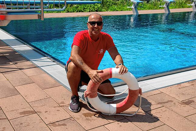 Rettungsschwimmer Andreas Hessenauer bei der Arbeit.