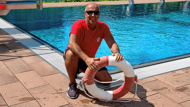 Rettungsschwimmer Andreas Hessenauer bei der Arbeit.