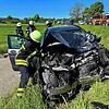 Auf der B33 zwischen Stetten und Markdorf-Ittendorf ist ein Mercedes auf die Gegenfahrbahn geraten und gegen einen Lastwagen geprallt.