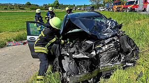 Auf der B33 zwischen Stetten und Markdorf-Ittendorf ist ein Mercedes auf die Gegenfahrbahn geraten und gegen einen Lastwagen geprallt.