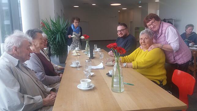 Ein Jahr Wohnen und Leben im Haus am Teuringer in Oberteuringen (von links): Für Philipp und Magdalena Schadt, Gisela Maucher, Carsten ...