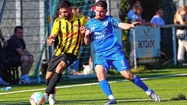 Francesco Pierro (rechts), hier im Duell mit Ismail Daoud, schoss das 5:0 gegen den Türkisch SV Konstanz. Die Partie endete 5:1 für den ...