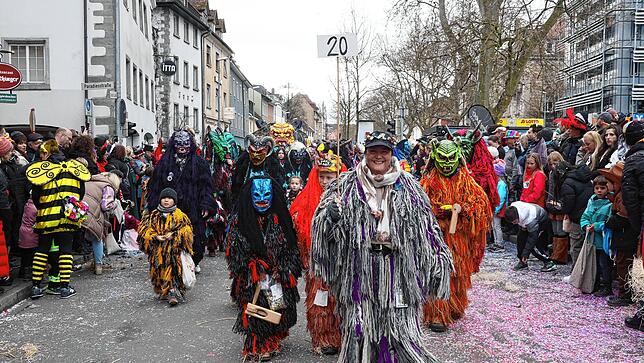 Bild 1: Großer Umzug 2023: Die Zuschauer bestaunen das bunte Treiben in Konstanz