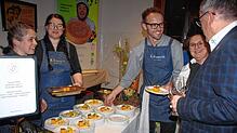 Roman Pfaff (Mitte) vom „Gasthof Löwen“ aus Frickingen-Altheim servierte mit Sabrina Bourjaillat (links) und Katherina Baumbach ...